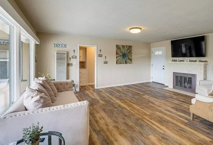 Peaceful Del Rey Oaks Retreat: 2 Mi To Beaches!