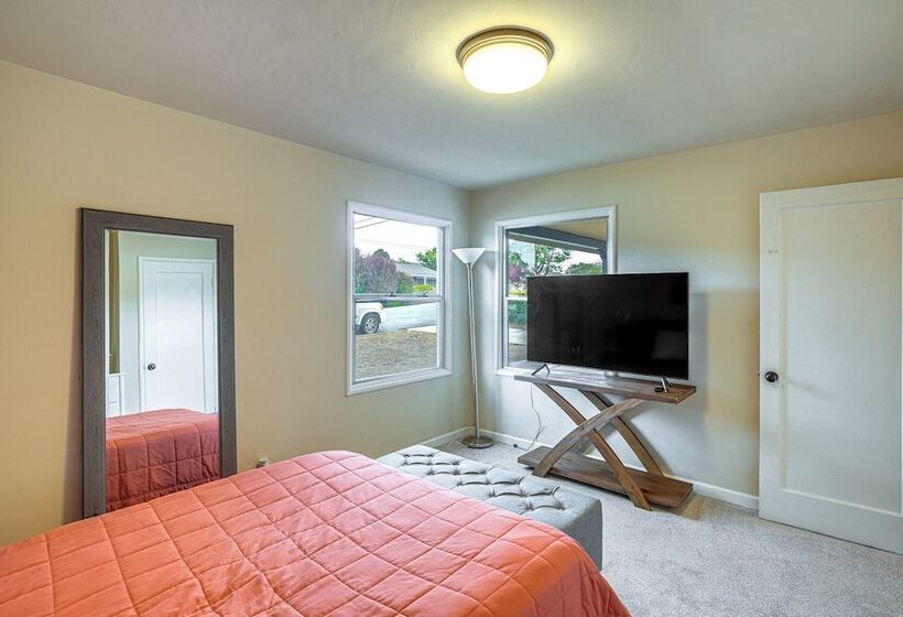 Peaceful Del Rey Oaks Retreat: 2 Mi To Beaches!