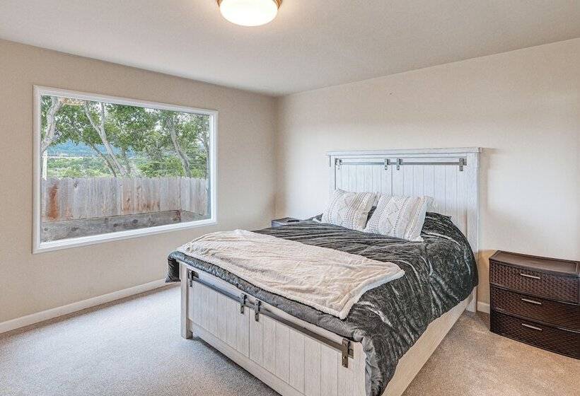 Peaceful Del Rey Oaks Retreat: 2 Mi To Beaches!