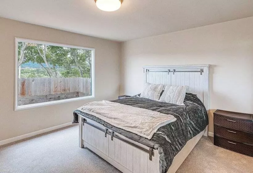 Peaceful Del Rey Oaks Retreat: 2 Mi To Beaches!