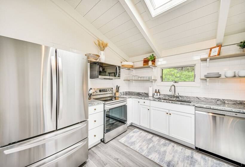 Pet Friendly Buxton Home W/ Balcony, 2 Mi To Beach