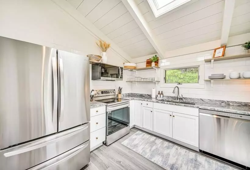 Pet Friendly Buxton Home W/ Balcony, 2 Mi To Beach