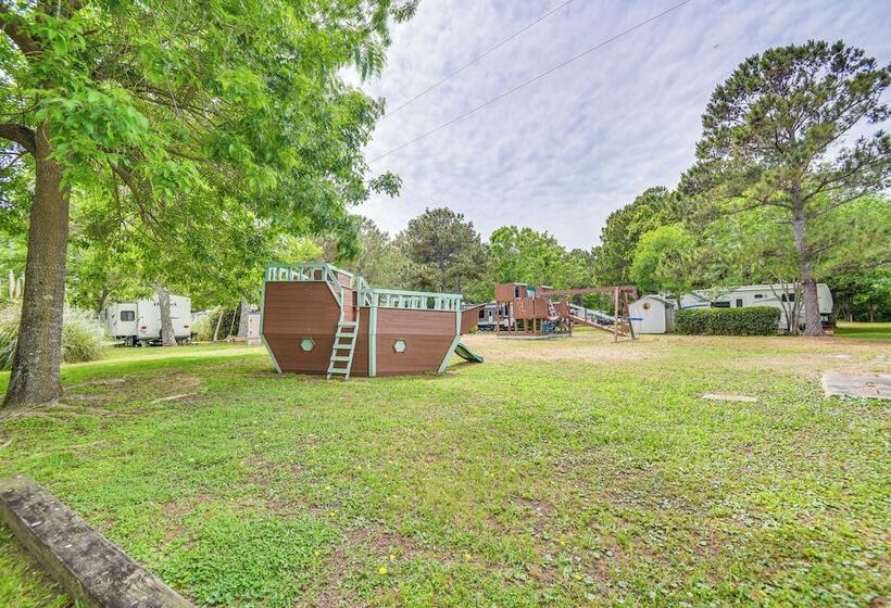 Pet Friendly Buxton Home W/ Balcony, 2 Mi To Beach