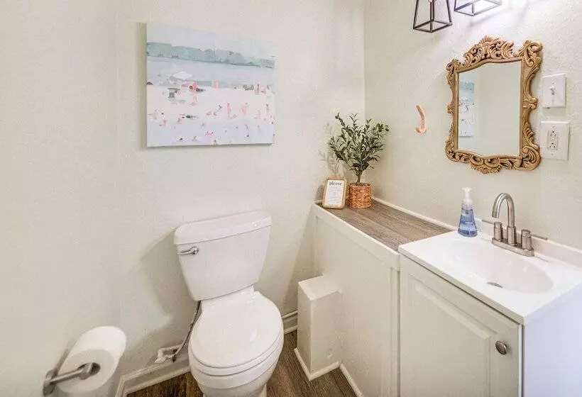 Pet Friendly Buxton Home W/ Balcony, 2 Mi To Beach