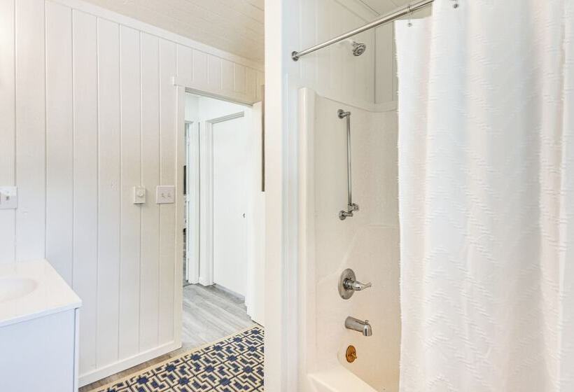 Pet Friendly Buxton Home W/ Balcony, 2 Mi To Beach