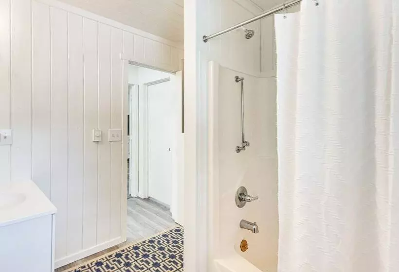 Pet Friendly Buxton Home W/ Balcony, 2 Mi To Beach