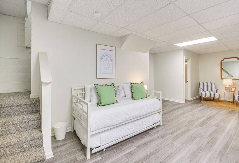 Pet Friendly Buxton Home W/ Balcony, 2 Mi To Beach