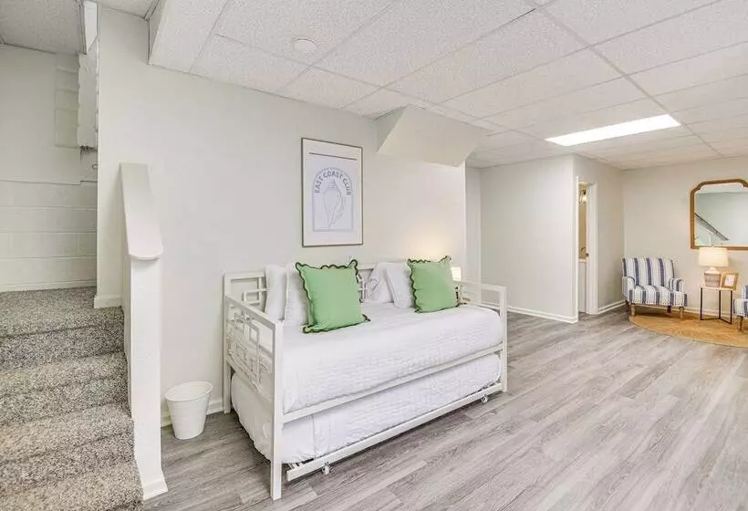 Pet Friendly Buxton Home W/ Balcony, 2 Mi To Beach