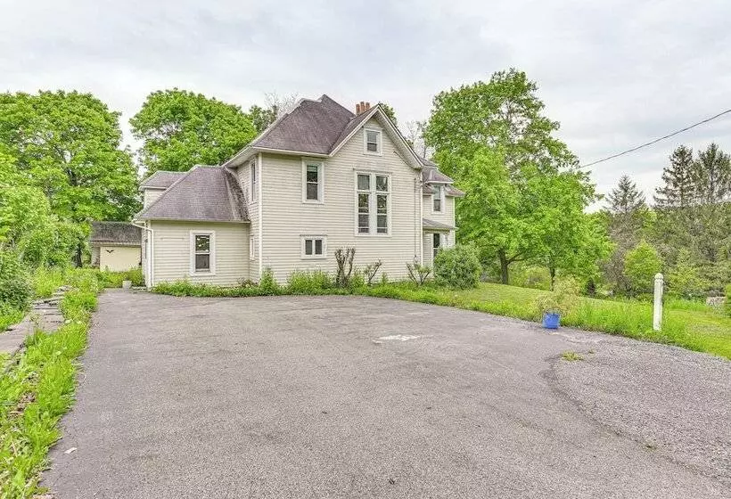 Family Home W/ Yard & Fire Pit In Middleburgh!