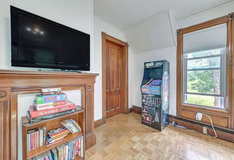 Family Home W/ Yard & Fire Pit In Middleburgh!