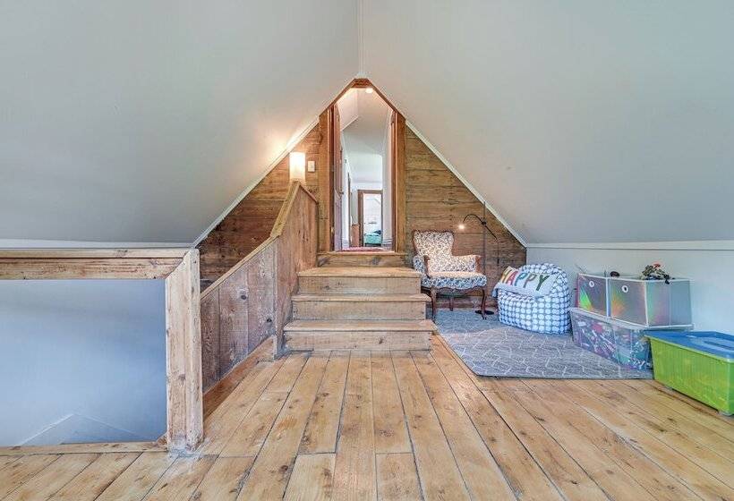 Family Home W/ Yard & Fire Pit In Middleburgh!