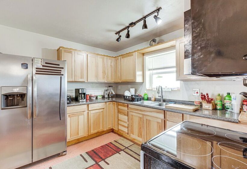 Quaint Archer Farmhouse: Peaceful & Quiet Setting!