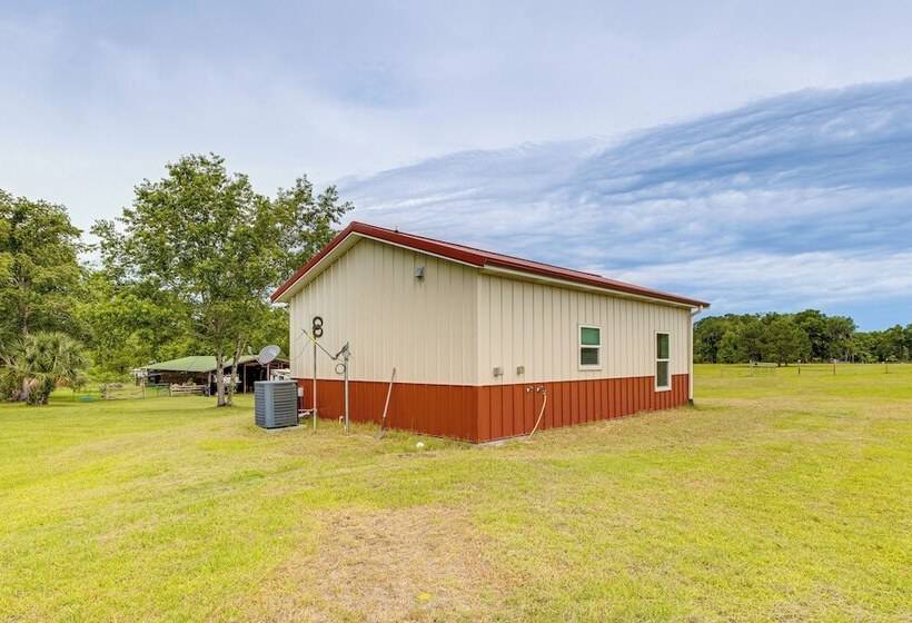 Quaint Archer Farmhouse: Peaceful & Quiet Setting!