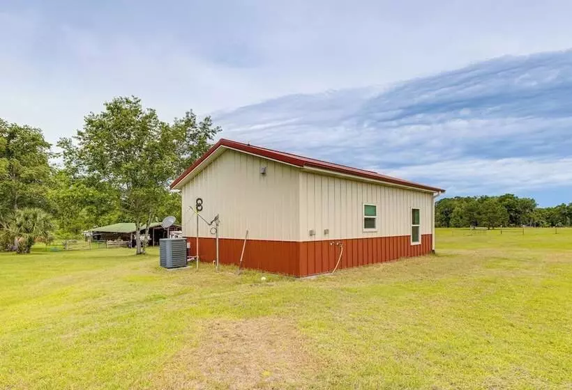 Quaint Archer Farmhouse: Peaceful & Quiet Setting!