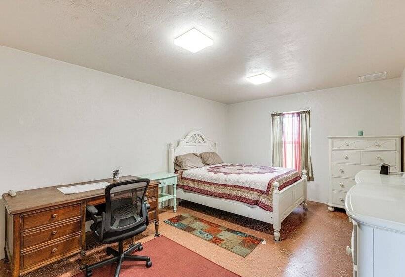 Quaint Archer Farmhouse: Peaceful & Quiet Setting!