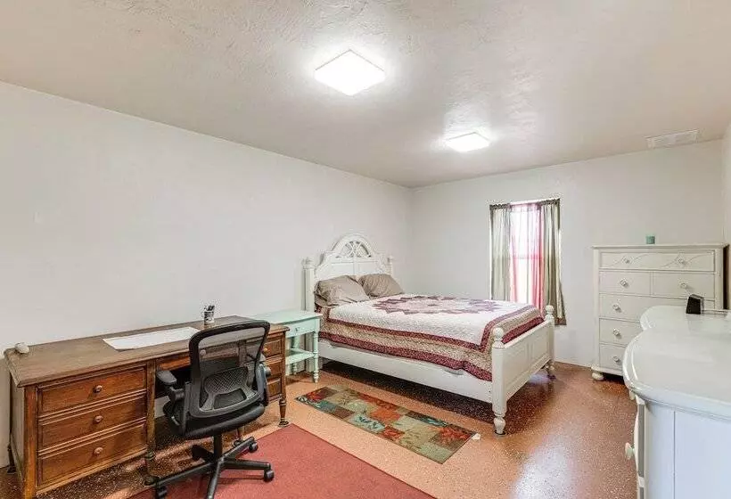 Quaint Archer Farmhouse: Peaceful & Quiet Setting!