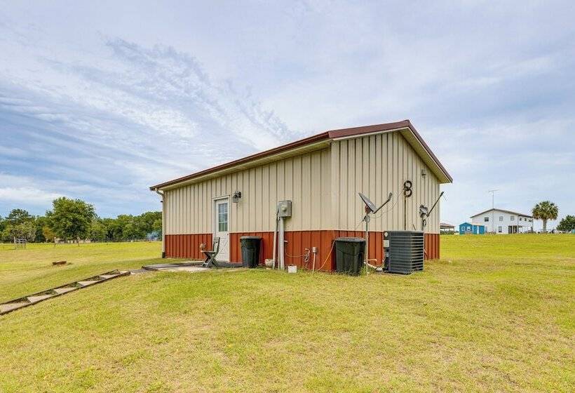 Quaint Archer Farmhouse: Peaceful & Quiet Setting!