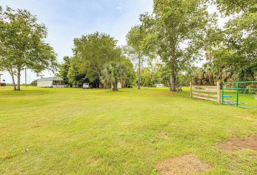 Quaint Archer Farmhouse: Peaceful & Quiet Setting!