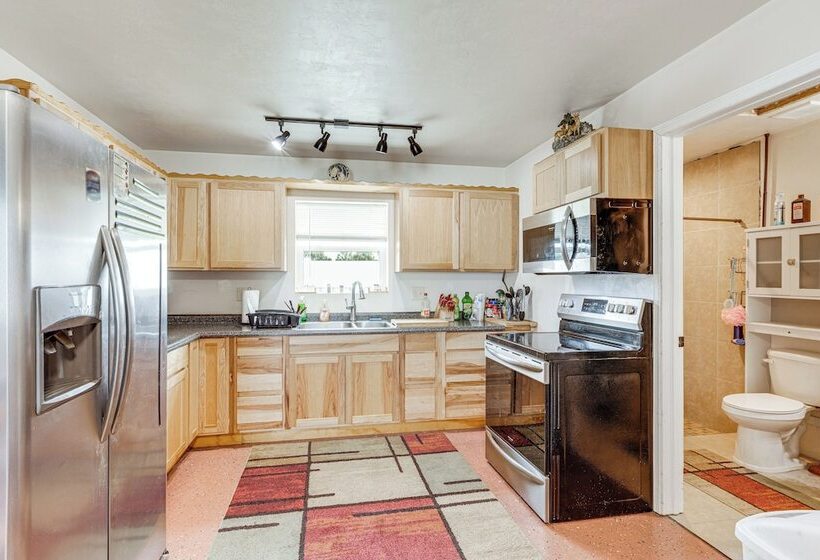 Quaint Archer Farmhouse: Peaceful & Quiet Setting!