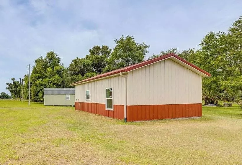 Quaint Archer Farmhouse: Peaceful & Quiet Setting!