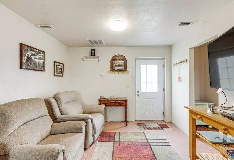 Quaint Archer Farmhouse: Peaceful & Quiet Setting!