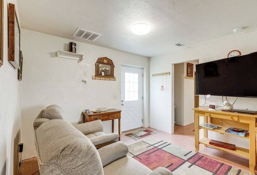 Quaint Archer Farmhouse: Peaceful & Quiet Setting!