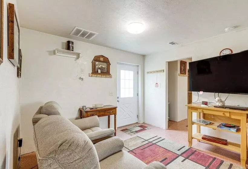 Quaint Archer Farmhouse: Peaceful & Quiet Setting!