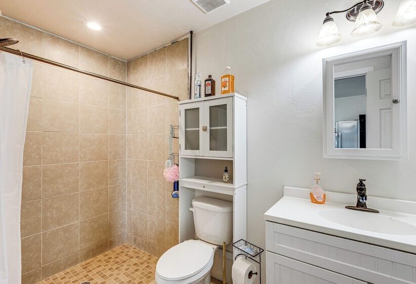 Quaint Archer Farmhouse: Peaceful & Quiet Setting!