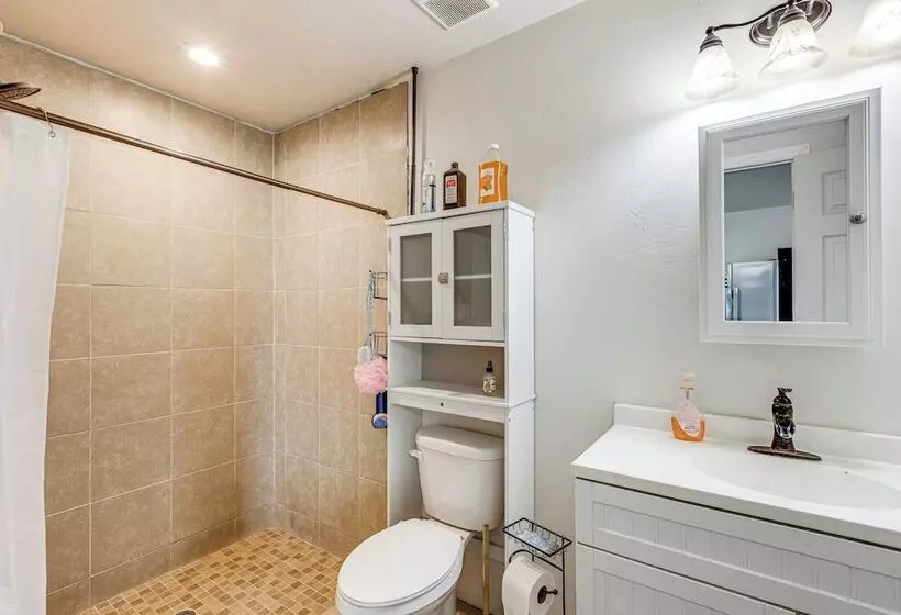 Quaint Archer Farmhouse: Peaceful & Quiet Setting!