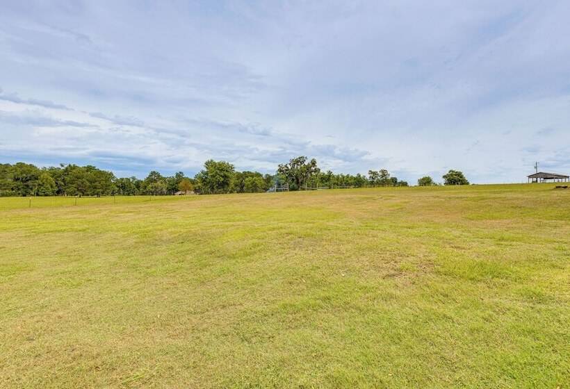 Quaint Archer Farmhouse: Peaceful & Quiet Setting!