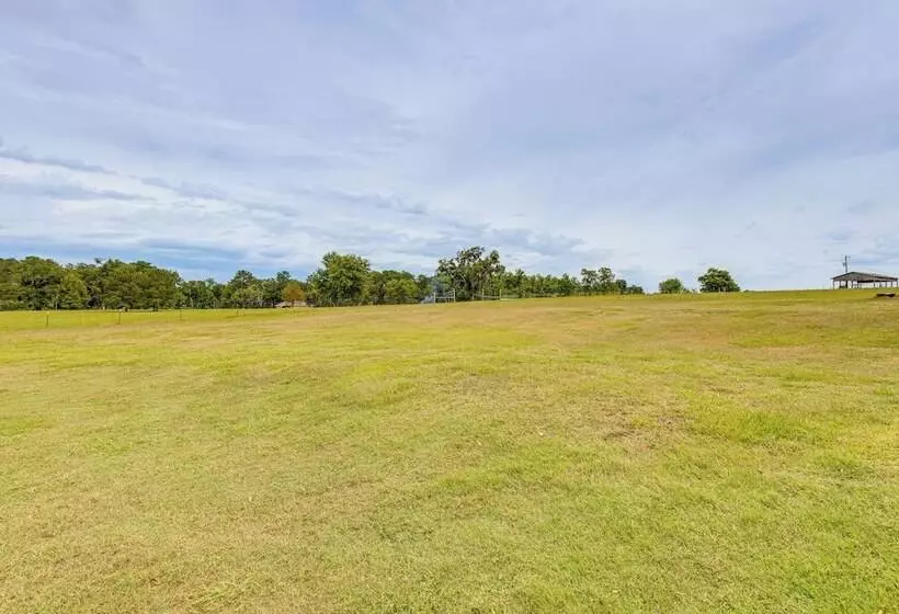 Quaint Archer Farmhouse: Peaceful & Quiet Setting!