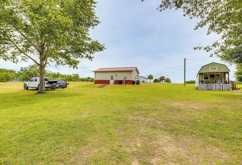 Quaint Archer Farmhouse: Peaceful & Quiet Setting!