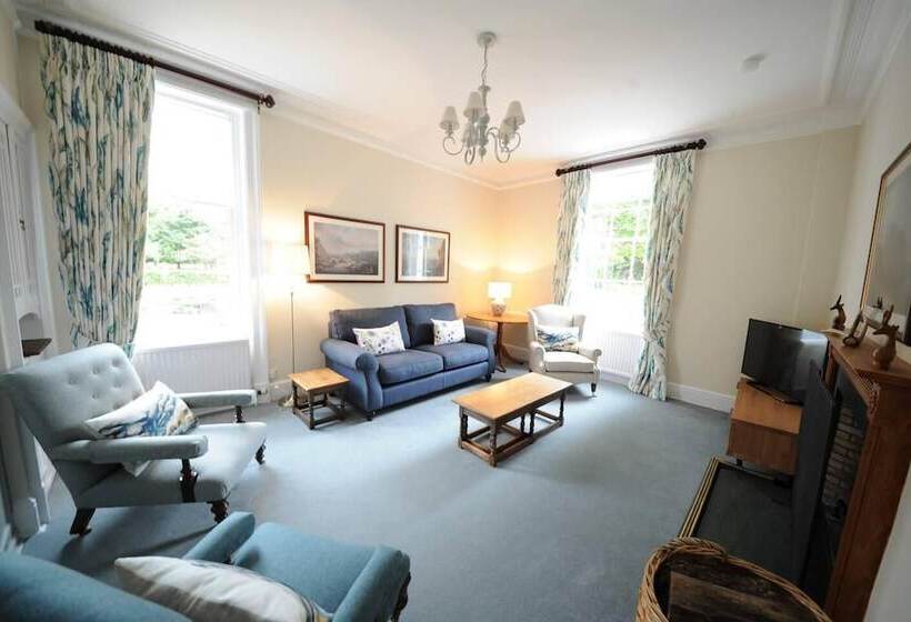 Residenza Charming 10 Bed House In Blairgowrie