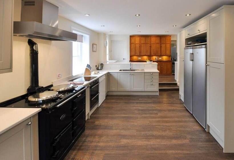 Residenza Charming 10 Bed House In Blairgowrie