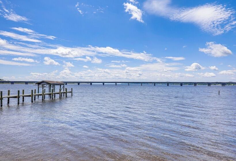 New Bern Home W/ Water View ~ 6 Mi To Downtown!