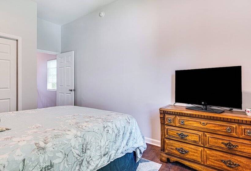 Spacious Indianapolis Home: 3 Mi To Downtown!