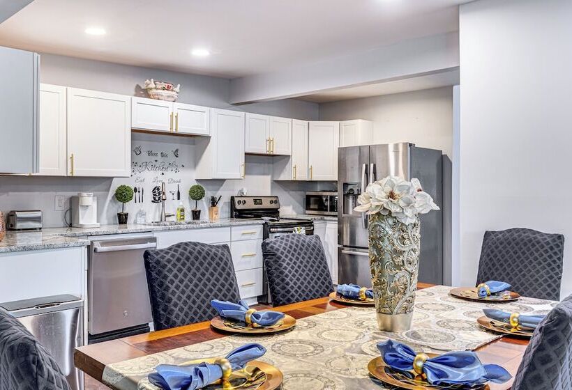 Spacious Indianapolis Home: 3 Mi To Downtown!