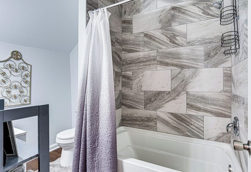 Spacious Indianapolis Home: 3 Mi To Downtown!