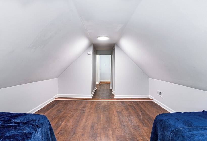 Spacious Indianapolis Home: 3 Mi To Downtown!