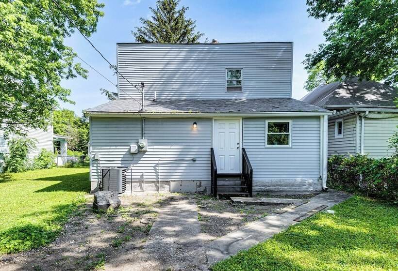 Spacious Indianapolis Home: 3 Mi To Downtown!