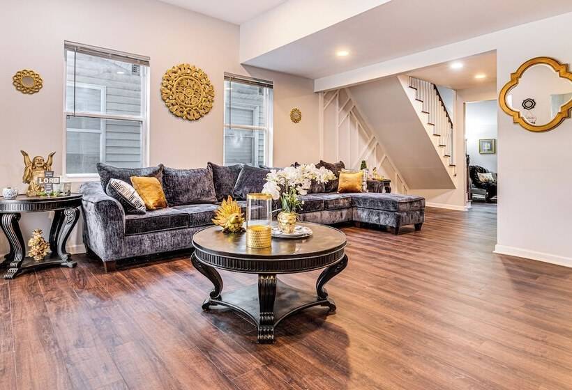 Spacious Indianapolis Home: 3 Mi To Downtown!