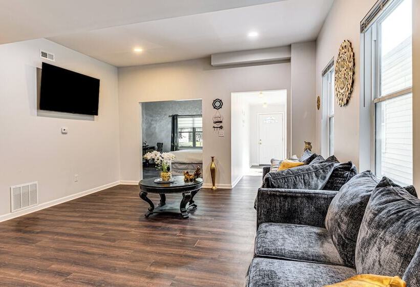 Spacious Indianapolis Home: 3 Mi To Downtown!