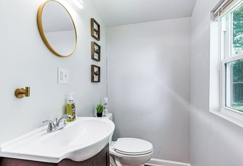 Spacious Indianapolis Home: 3 Mi To Downtown!