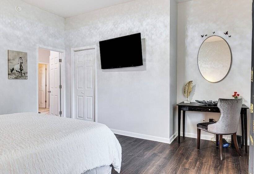 Spacious Indianapolis Home: 3 Mi To Downtown!