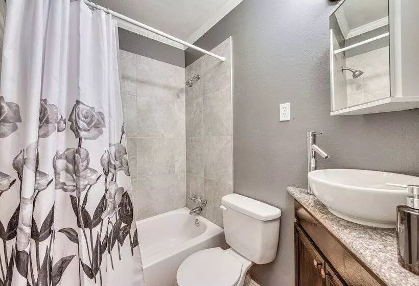 Baton Rouge Home W/ Yard ~ 14 Mi To Downtown!