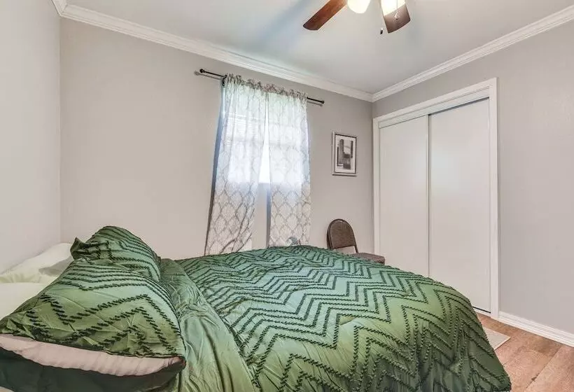 Baton Rouge Home W/ Yard ~ 14 Mi To Downtown!