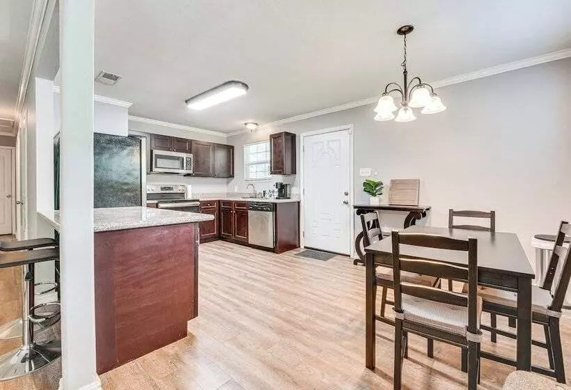 Baton Rouge Home W/ Yard ~ 14 Mi To Downtown!