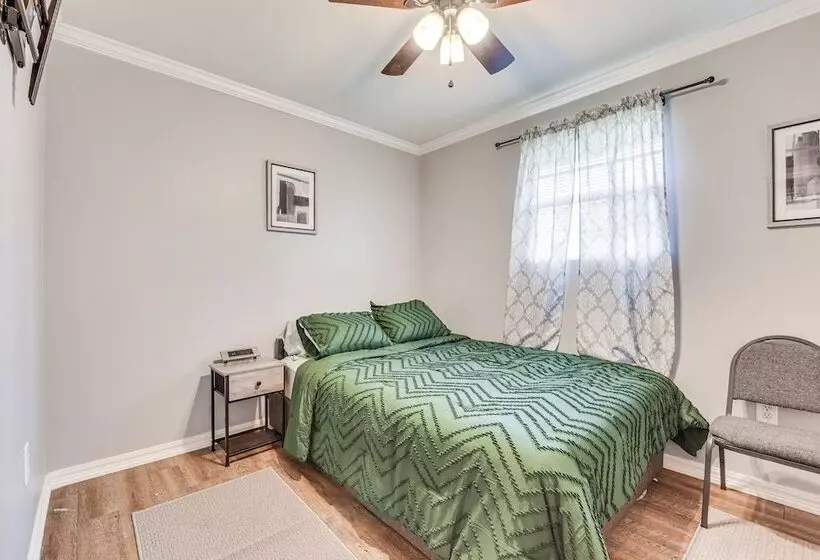 Baton Rouge Home W/ Yard ~ 14 Mi To Downtown!