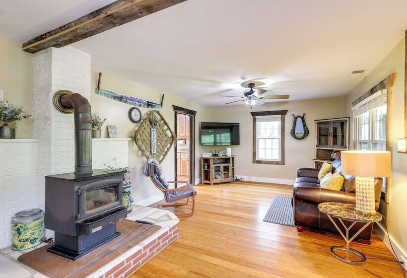 Hike & Relax: Blue Ridge Mountain Retreat!