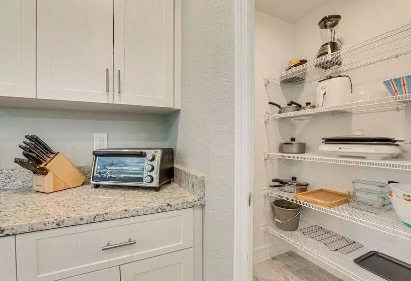 Bright Rotonda West Home W/ Patio, 7 Mi To Beach!